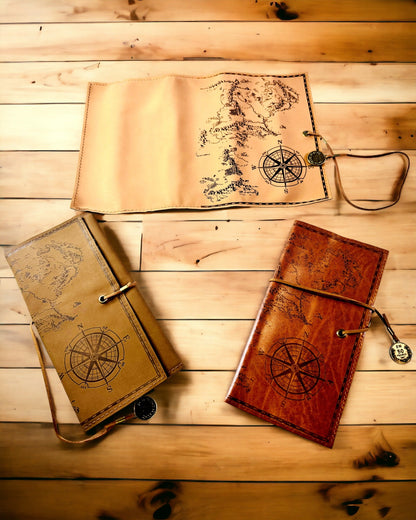 Retro Hellbraun - matt, ledernes Federmäppchen im Reisenden-Stil mit Weltkarte – Praktisch und Geräumig. Personalisierung mit Gravur.