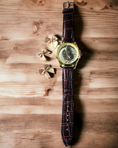 Herrenuhr mit transparentem Uhrwerk - Eleganz und Präzision in goldener Fassung