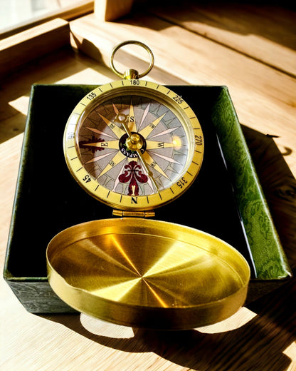 Retro-Navigationskompass – Tragbares und präzises Instrument zur Richtungsbestimmung für Reisende und Entdecker. Gravur, Personalisierung.