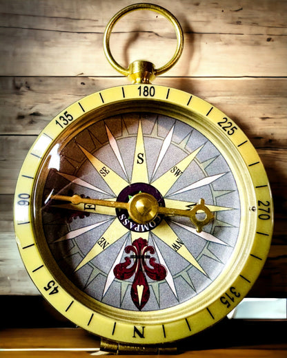 Retro-Navigationskompass – Tragbares und präzises Instrument zur Richtungsbestimmung für Reisende und Entdecker. Gravur, Personalisierung.