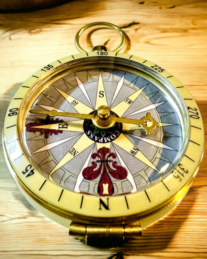 Retro-Navigationskompass – Tragbares und präzises Instrument zur Richtungsbestimmung für Reisende und Entdecker. Gravur, Personalisierung.