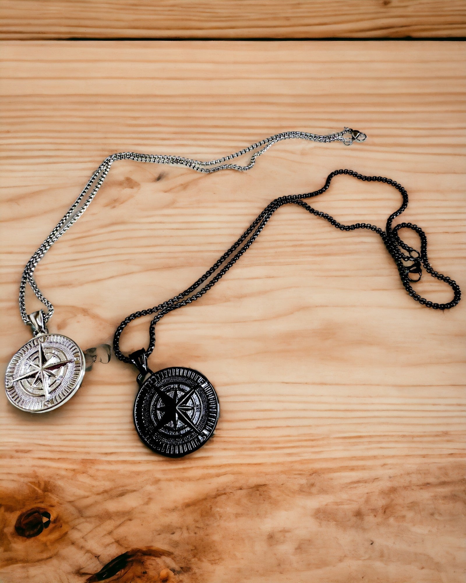 Halskette mit Kompass – Geschmiedeter Schmuck aus Edelstahl für Männer und Frauen in zwei Farben, mit Gravur