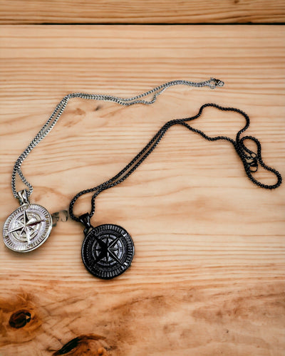 Halskette mit Kompass – Geschmiedeter Schmuck aus Edelstahl für Männer und Frauen in zwei Farben, mit Gravur