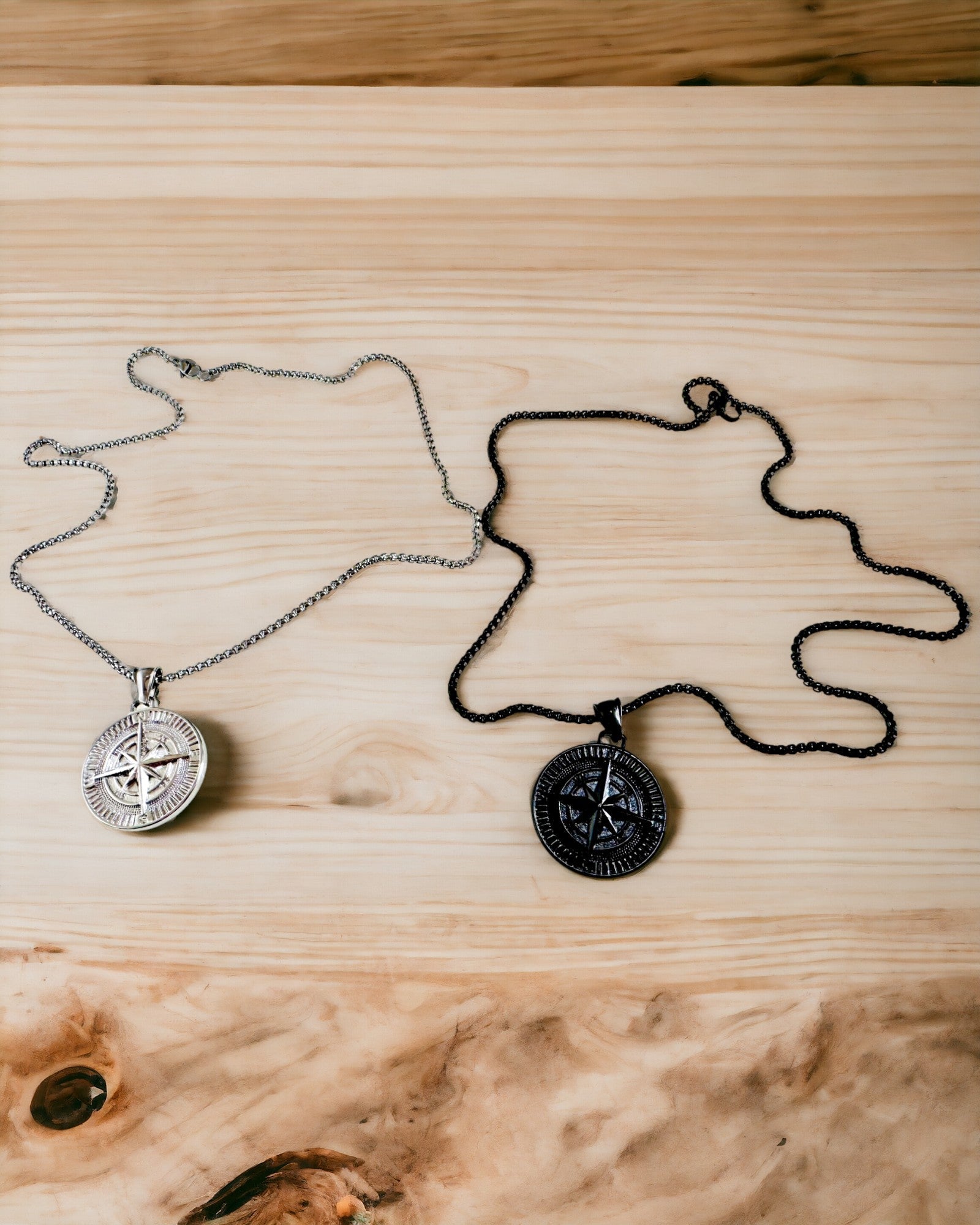 Halskette mit Kompass – Geschmiedeter Schmuck aus Edelstahl für Männer und Frauen in zwei Farben, mit Gravur