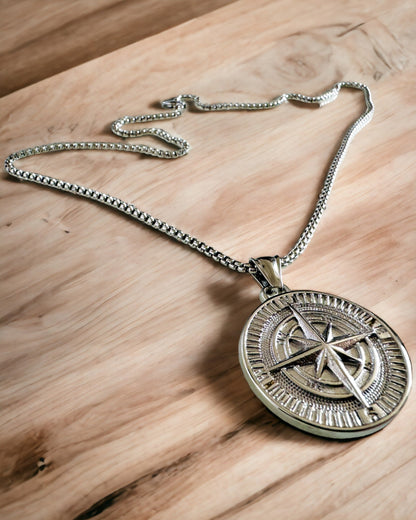 Halskette mit Kompass – Geschmiedeter Schmuck aus Edelstahl für Männer und Frauen in zwei Farben, mit Gravur