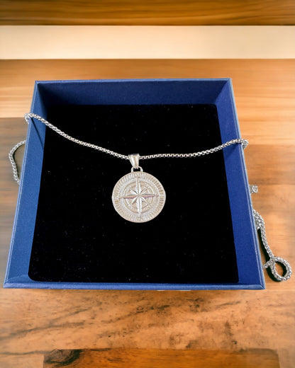 Halskette mit Kompass – Geschmiedeter Schmuck aus Edelstahl für Männer und Frauen in zwei Farben, mit Gravur