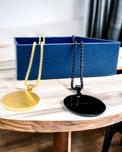 Anhänger "Urban Elegance" – Runder Medaillon aus Edelstahl in Zwei Farben mit Personalisierungsmöglichkeit