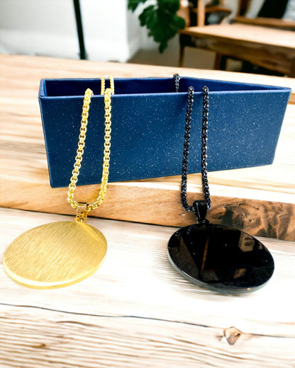 Anhänger "Urban Elegance" – Runder Medaillon aus Edelstahl in Zwei Farben mit Personalisierungsmöglichkeit