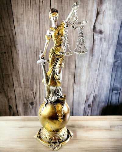 Statuette der Göttin der Gerechtigkeit – Künstlerische Dekoration für das Regal, Kunsthandwerk aus Harz, Personalisierung mit Gravur