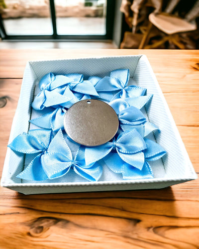 Runder Anhänger aus Edelstahl als Geschenk mit Personalisierungsmöglichkeit, Gravur