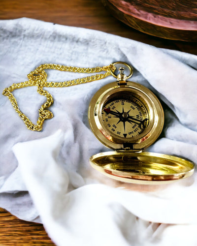 Kompass in goldener Farbe Abenteuer – Eleganter Entdecker Navigator