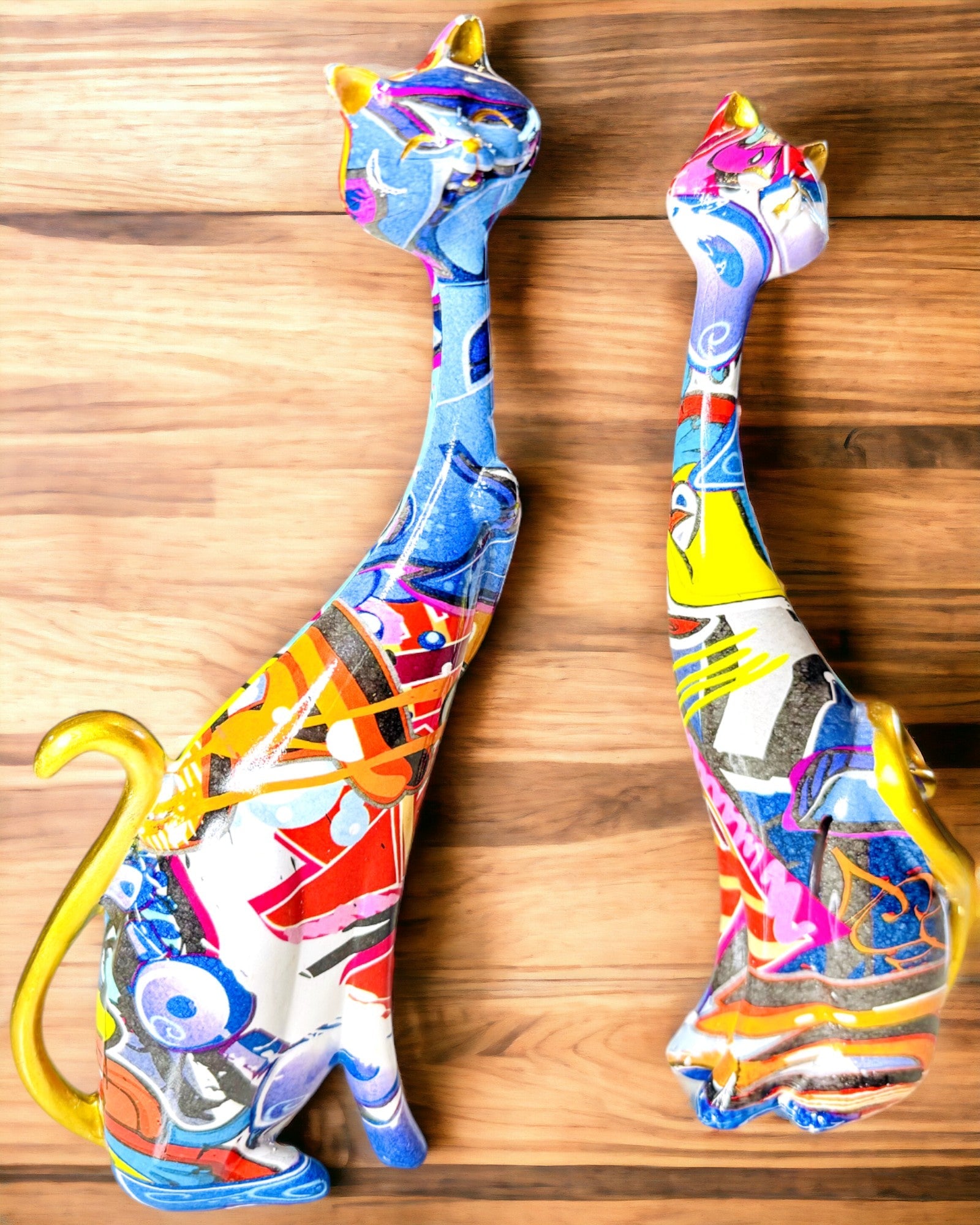 Abstrakte Katzenfiguren "ArtCats", handbemalt, Harz – 25 cm, 2 Stk.