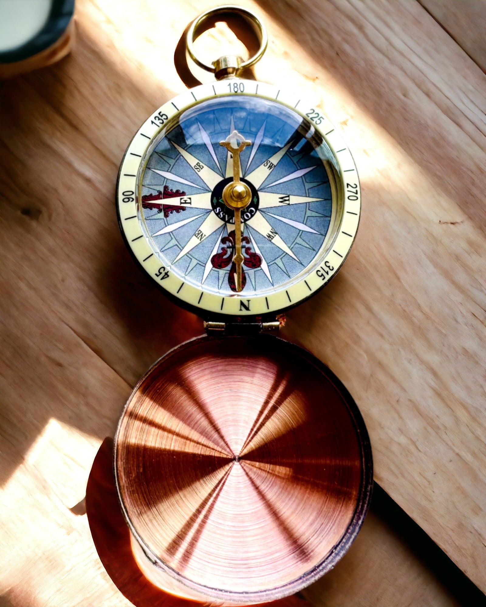 Kompass Roségold - Navigationsgerät im Retro-Stil – tragbares und präzises Instrument zur Richtungsbestimmung für Reisende und Entdecker. Gravur, Personalisierung.