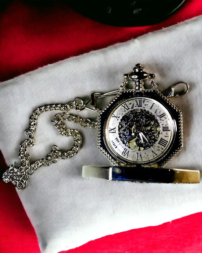 Klassische silberfarbene achteckige mechanische Taschenuhr mit skelettiertem Zifferblatt im Steampunk-Stil