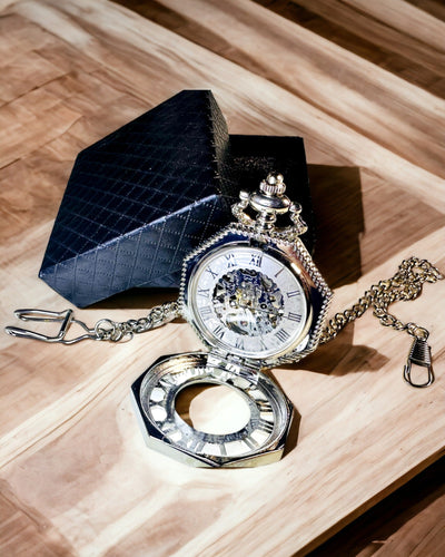 Klassische silberfarbene achteckige mechanische Taschenuhr mit skelettiertem Zifferblatt im Steampunk-Stil