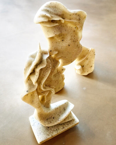 Figur "Eleganz in Stein" Farbe Weiß - 13,5 cm Höhe, Dekorativ mit Gravuroption