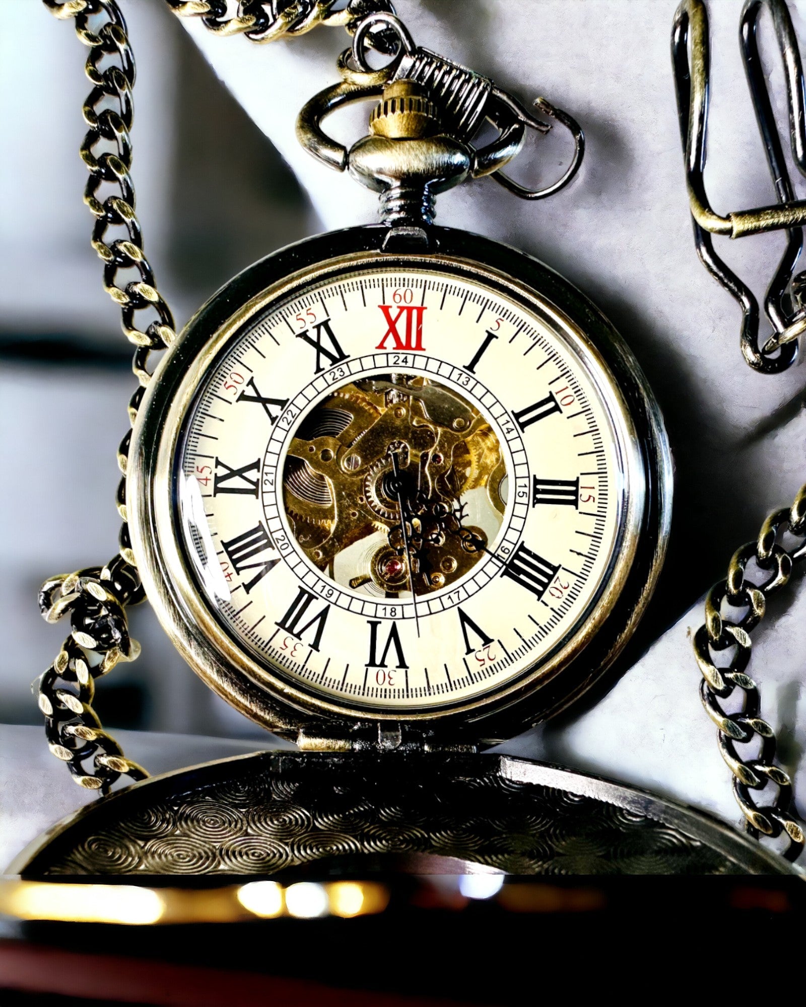 Taschenuhr mit sichtbarem Uhrwerk – Personalisierungsoption durch Gravur