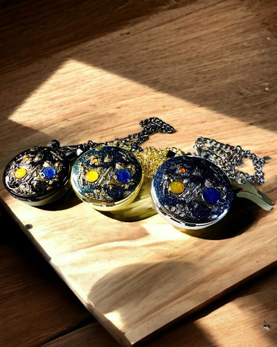 Taschenuhr "Astrum Temporis" - Goldener Rahmen. Möglichkeit zur Personalisierung mit Gravur.