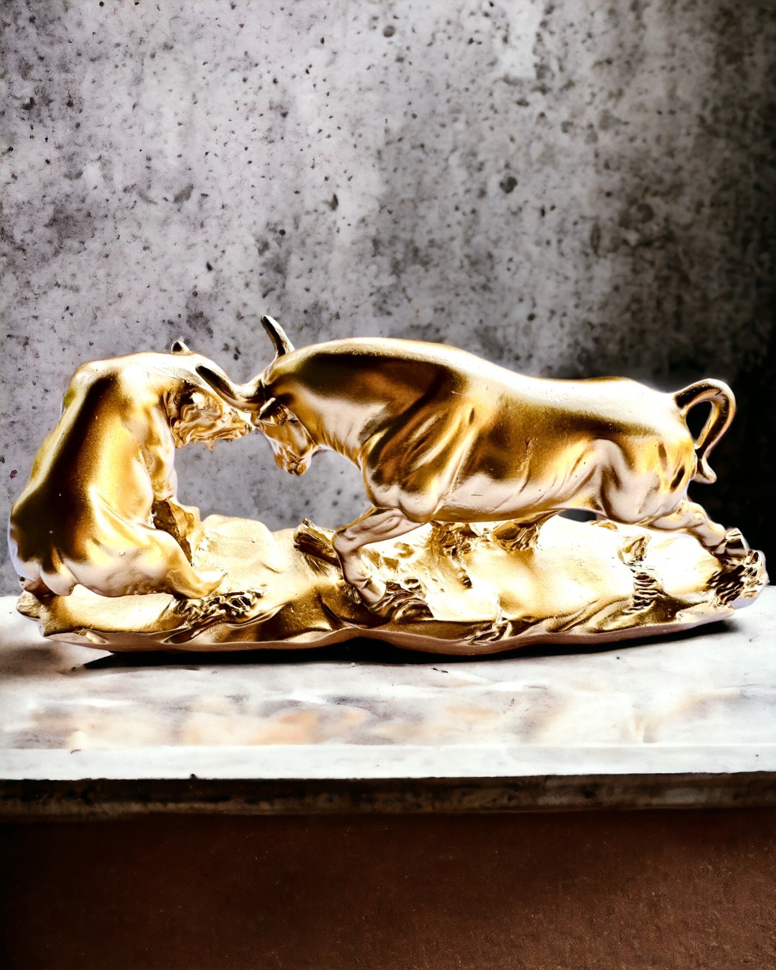 Duel der Mächtigen - Dekorative Skulptur Stier und Bär - Personalisierung mit Gravur möglich - Farbe Gold