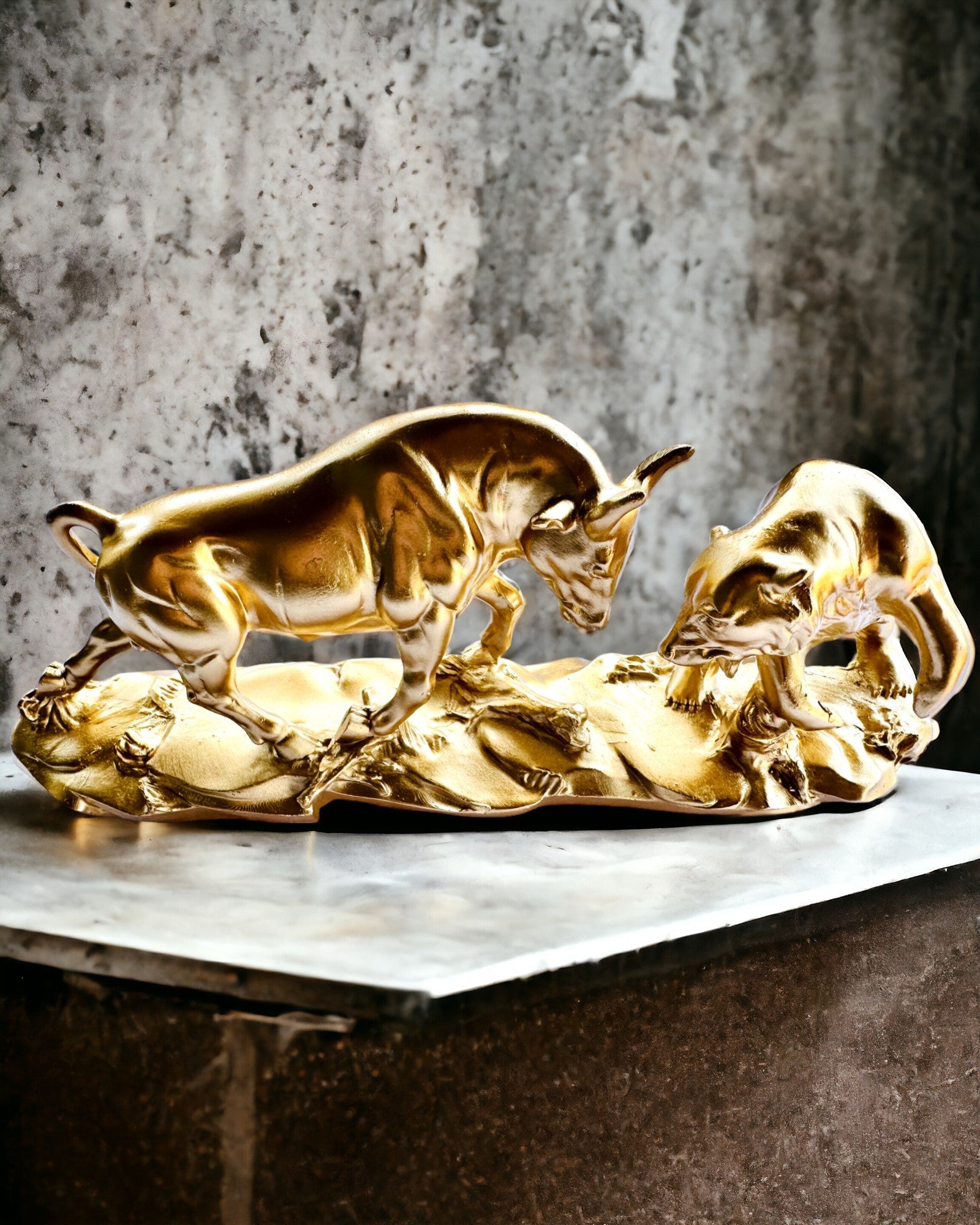 Duel der Mächtigen - Dekorative Skulptur Stier und Bär - Personalisierung mit Gravur möglich - Farbe Gold