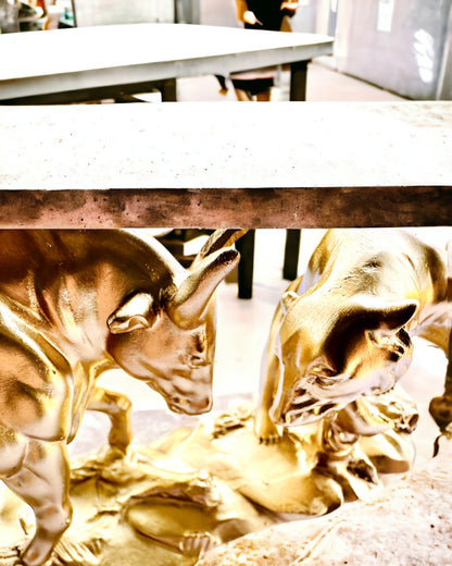 Duel der Mächtigen - Dekorative Skulptur Stier und Bär - Personalisierung mit Gravur möglich - Farbe Gold