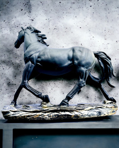 "Czarny Galop" - Elegante Pferdefigur mit Gravurmöglichkeit
