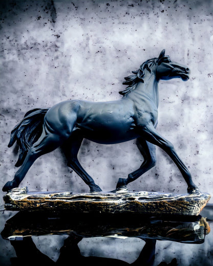 "Czarny Galop" - Elegante Pferdefigur mit Gravurmöglichkeit