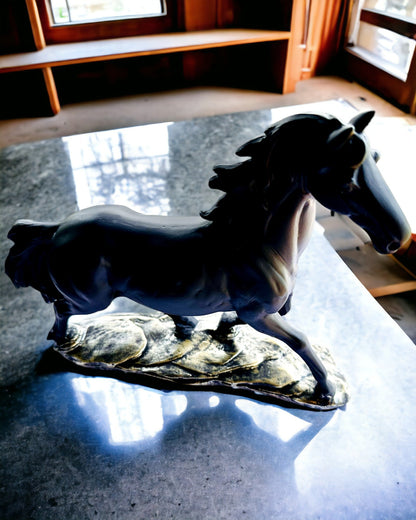 "Czarny Galop" - Elegante Pferdefigur mit Gravurmöglichkeit