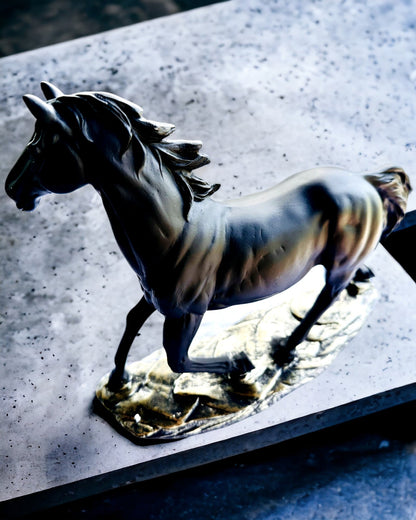 "Czarny Galop" - Elegante Pferdefigur mit Gravurmöglichkeit