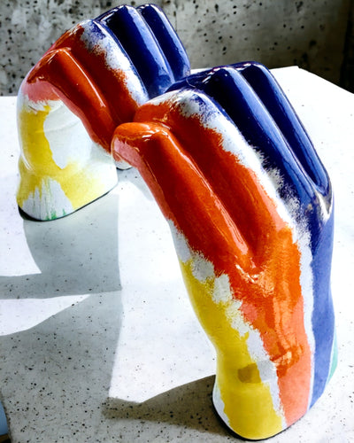 Buntes Herz im Raum - Dekorative Figur aus Harz mit Personalisierungsmöglichkeit, als Geschenk