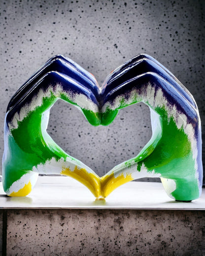 Buntes Herz im Raum - Dekorative Figur aus Harz mit Personalisierungsmöglichkeit, als Geschenk