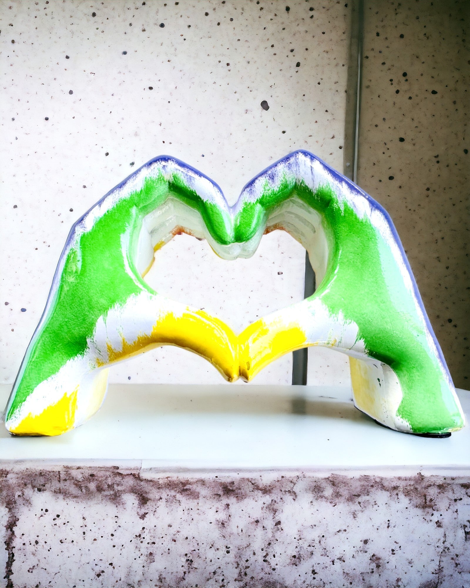Buntes Herz im Raum - Dekorative Figur aus Harz mit Personalisierungsmöglichkeit, als Geschenk