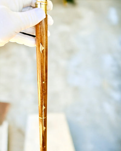 Spazierstock Wolf - Indisches Mangoholz mit Gravurmöglichkeit, braun goldene Verzierungen