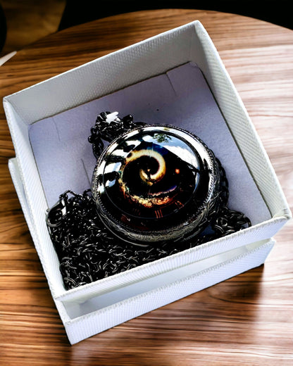 Taschenuhr "Galactic Eye" Personalisierung mit Gravur