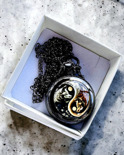 Taschenuhr "Mystic Wolves" mit Personalisierungsoption durch Gravur
