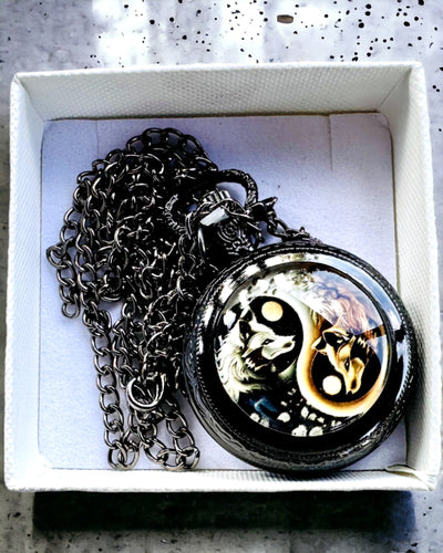 Taschenuhr "Mystic Wolves" mit Personalisierungsoption durch Gravur