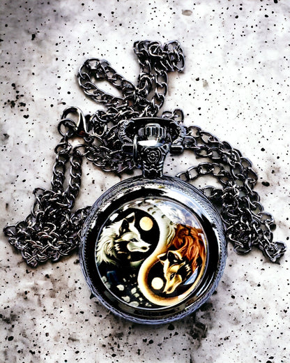 Taschenuhr "Mystic Wolves" mit Personalisierungsoption durch Gravur