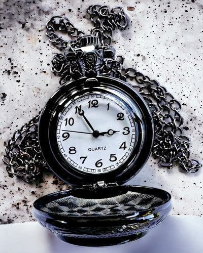 Taschenuhr "Mystic Wolves" mit Personalisierungsoption durch Gravur