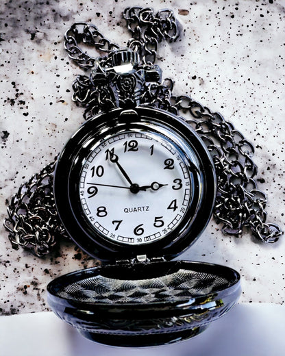 Taschenuhr "Mystic Wolves" mit Personalisierungsoption durch Gravur