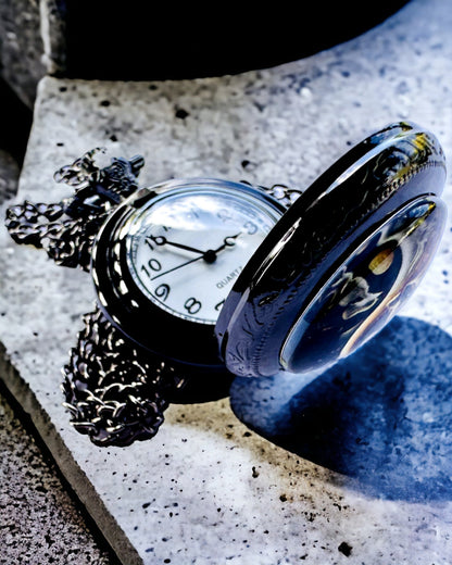Taschenuhr "Mystic Wolves" mit Personalisierungsoption durch Gravur