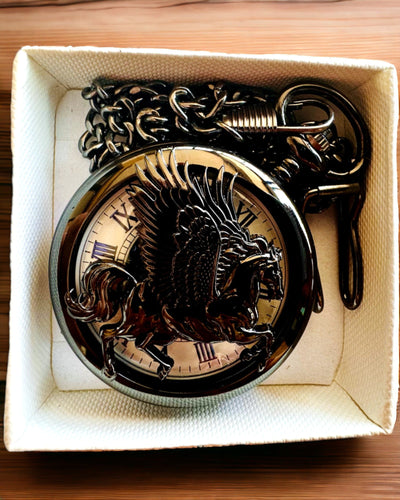 Taschenuhr "Equus Tempus" - Schwarz mit Pferdemotiv, personalisierbar mit Gravur - weißes Zifferblatt