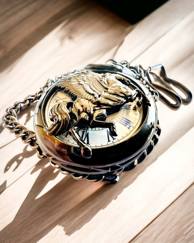 Taschenuhr "Equus Tempus" - Schwarz mit Pferdemotiv, personalisierbar mit Gravur - weißes Zifferblatt