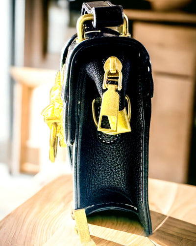 Modische quadratische Umhängetasche mit Löwenakzent - Farbe Schwarz