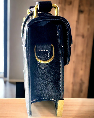 Modische quadratische Umhängetasche mit Löwenakzent - Farbe Schwarz