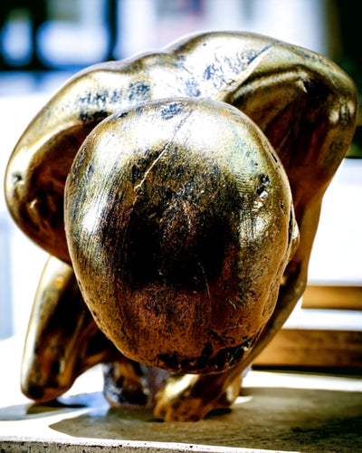 Złoty Myśliciel - Figur aus Harz, Personalisierung mit Gravur