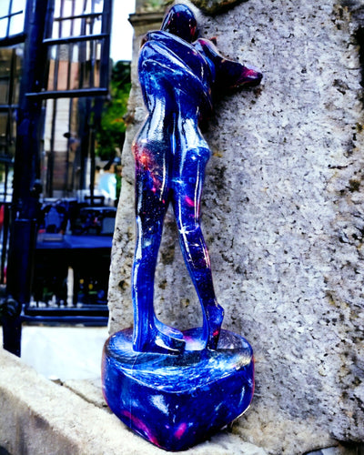 Kosmische Umarmung - Harzfigur mit Gravuroption