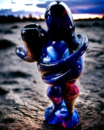 Kosmische Umarmung - Harzfigur mit Gravuroption