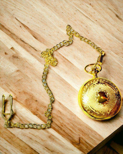 Taschenuhr im Vintage-Stil in goldener Farbe mit Gravuren – Elegantes Herrenaccessoire, ideale Geschenkidee