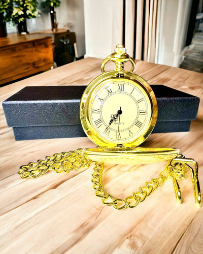 Taschenuhr im Vintage-Stil in goldener Farbe mit Gravuren – Elegantes Herrenaccessoire, ideale Geschenkidee
