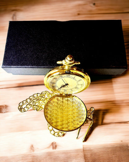 Taschenuhr im Vintage-Stil in goldener Farbe mit Gravuren – Elegantes Herrenaccessoire, ideale Geschenkidee